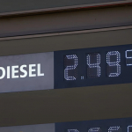 Carburanti, nuovi rincari: diesel a 2,375 euro in autostrada
